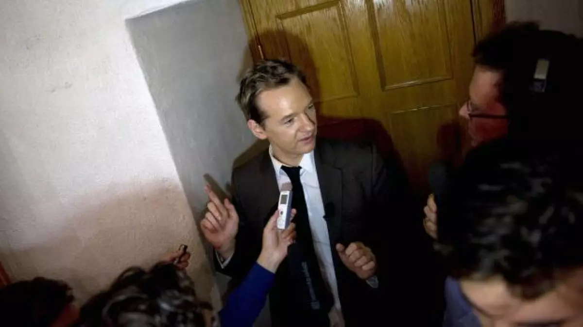 Fundado de WikiLeaks da entrevistas