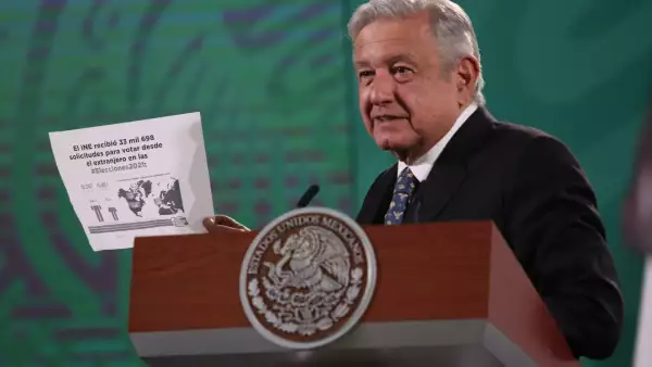 Durante la conferencia el presidente mostró una hoja donde dice que el INE ha recibidio 33 mil 98 solicitudes pra votar en el extranjero y que mañana expondría el gasto millonario que ha hecho.
