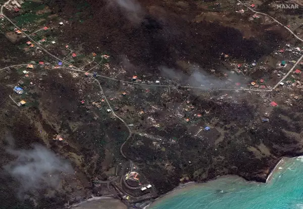 Esta imagen de satélite cortesía de Maxar Technologies muestra una visión general de la isla de Carriacou, Granada, el 2 de julio de 2024 tras el huracán Beryl.