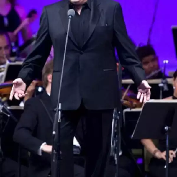 La aparición de Plácido Domingo en el escenario fue ovacionada por aproximadamente seis mil personas, quienes asistieron a este evento musical de corte internacional.
