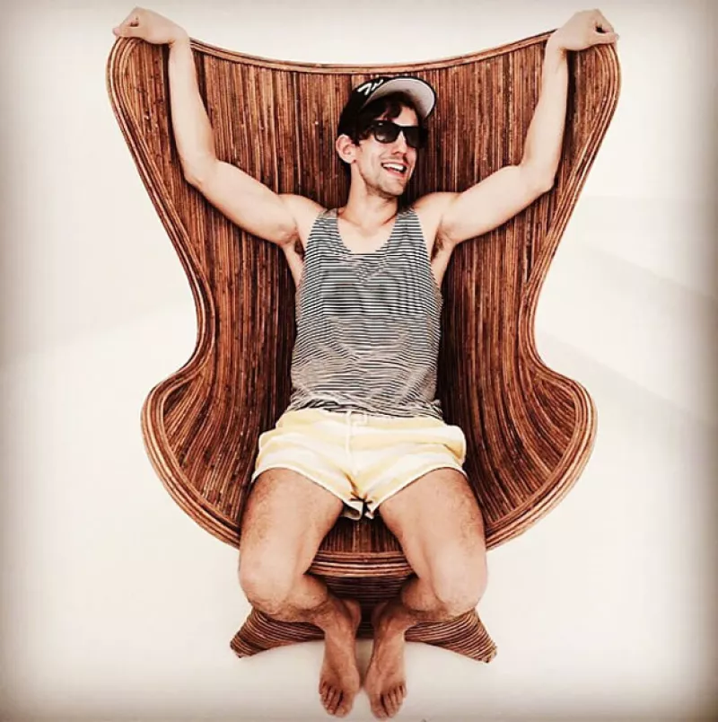 Desde sus fotos sin playera hasta sus múltiples viajes, la red social del actor se ha vuelto una de nuestras favoritas.