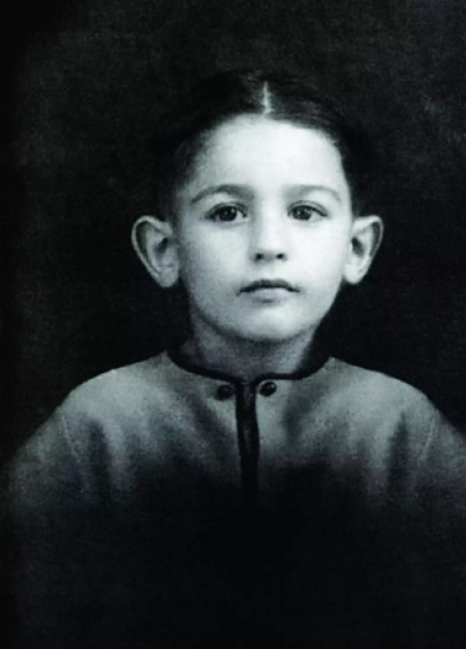 1946. 6 años. Slim nos platicó en 2009 que cuando iba a la primaria le daban flojera los lunes, y a los 10 puso una tiendita de dulces abajó de la escalera de su casa. Sus clientes eran sus primos y tíos.