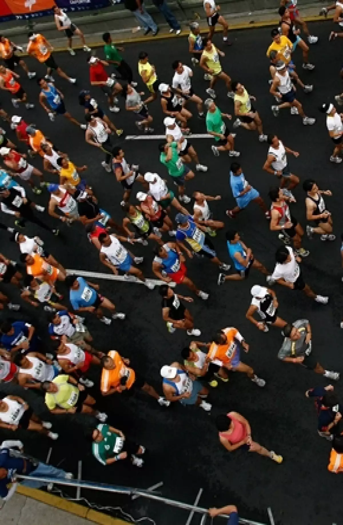 XXVII Maratón Internacional de la Ciudad de México provocó, además, caos vial en el DF, pero se adjudicaron el triunfo Hedilberto y Jacqueline.