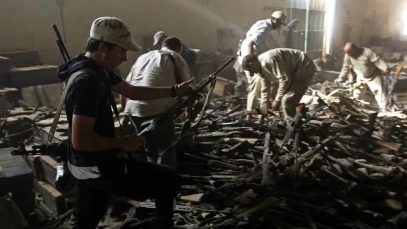 rebeldes toman las armas de un recinto pro-gadhafi