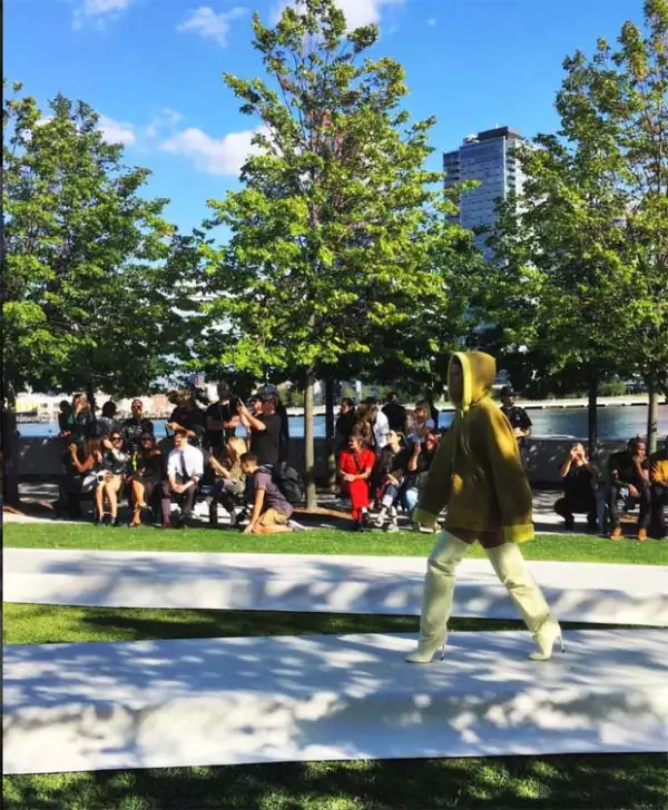 La novia de Justin Bieber debutó en el show de Yeezy Season 4.