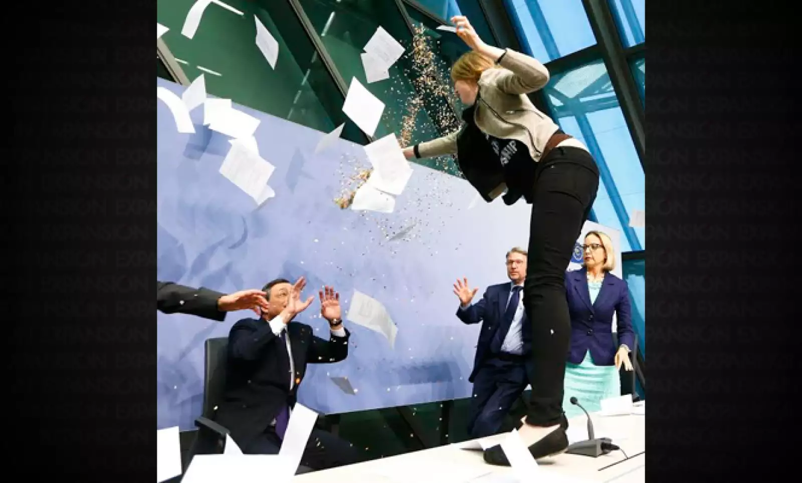 La joven lanzó papeles sobre Draghi y pidió el fin de lo que llamó la dictadura del Banco Central Europeo