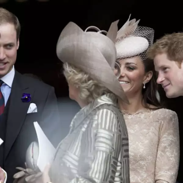 Príncipe Carlos, príncipe Guillermo, Camilla Duquesa de Cornwall, Kate Duquesa de Cambridge y el príncipe Enrique platican después del servicio.