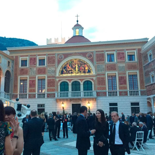 Además de codearse con la realeza, la feliz pareja derrochó estilo en su paso por el Palacio de Mónaco.