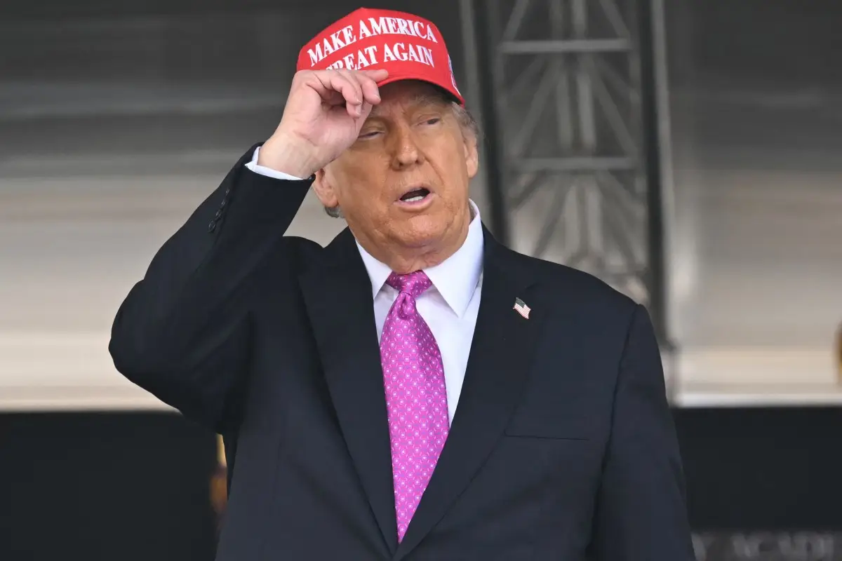 El presidente de los Estados Unidos, Donald Trump, se va después de pronunciar el discurso de graduación en la ceremonia de graduación de la Academia Militar de los Estados Unidos de 2025 en West Point, Nueva York, el 24 de mayo de 2025.
