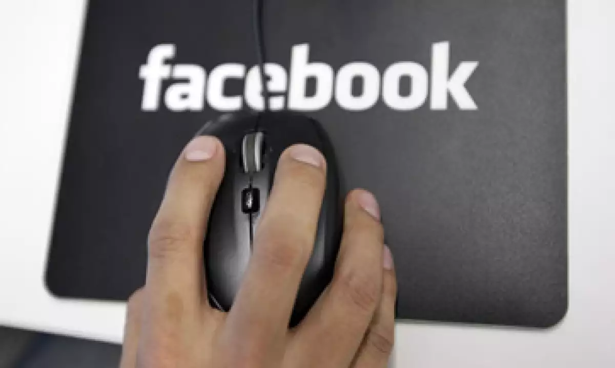 Los usuarios de Facebook deberán autorizar que la red social acceda a su información. (Foto: AP)