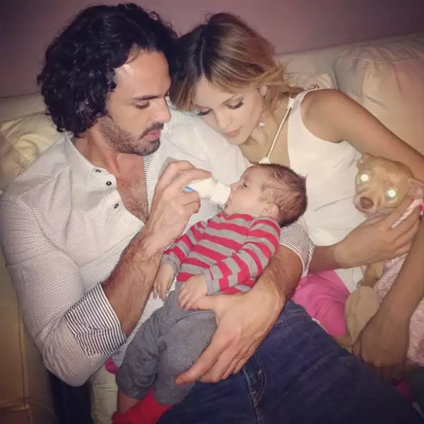 En esta imagen se ve a la actriz con su novio Pepe Díaz y con su sobrino Luca.