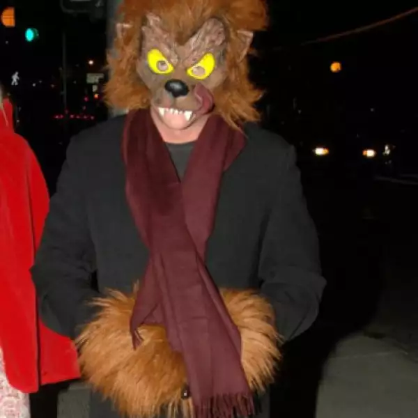 Kiefer Sutherland disfrazado de el lobo de Caperucita roja.