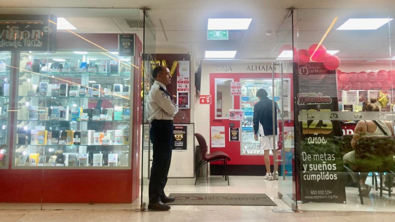 'No nos dejan sentarnos ni tantito': Ley silla, a dos meses de aprobada, no es aplicada en CDMX