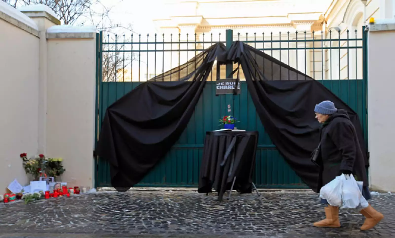 Manifestantes colocaron flores y fotos de las víctimas en la embajada de Francia en ese país.