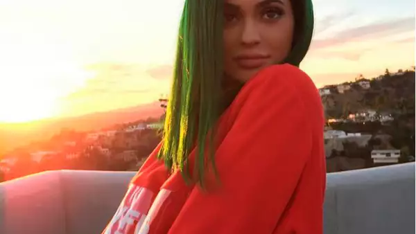 La estrella televisiva se prepara para las festividades, por lo que adornó su auto con cuernos y una nariz roja de "Rodolfo el reno".