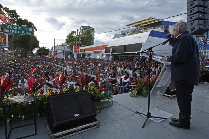 Con broche tapatío