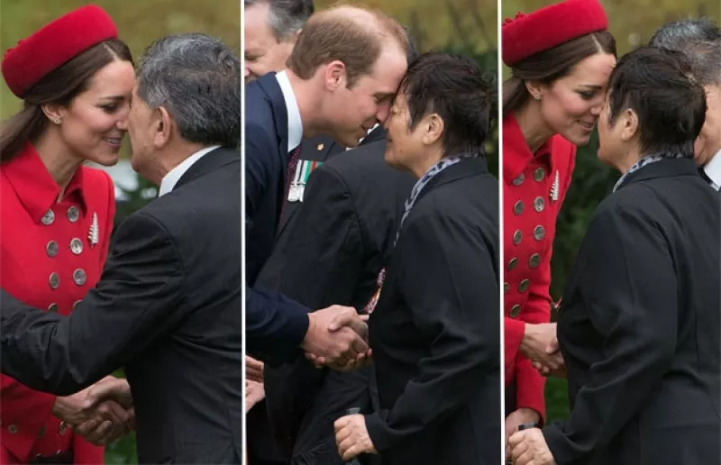 Kate y Guillermo fueron recibidos con el tradicional desafío maorí de parte de fornidos guerreros tatuados y frotaron su nariz con los ancianos de la etnia.