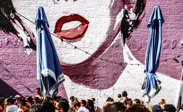 La foto obligada en este lugar es con el mural de Liz Taylos