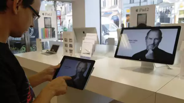 Esta tienda en Praga despliega la página principal de Apple, al igual que cientos de tiendas alrededor del mundo.