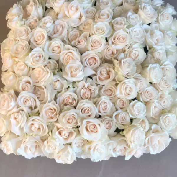 Kim Kardashian recibió decenas de flores por su cumple 37