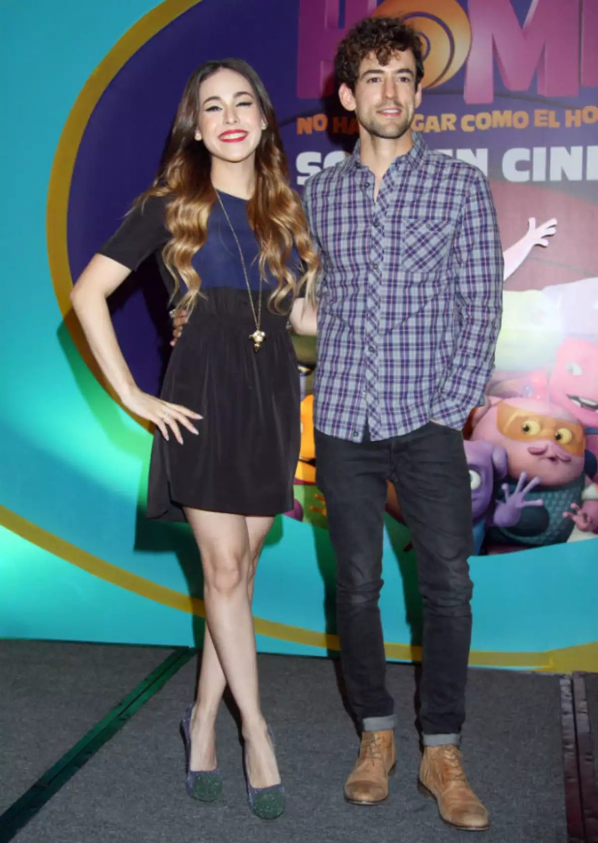 Danna Paola y Luis Gerardo Méndez durante la conferencia de prensa de Home.