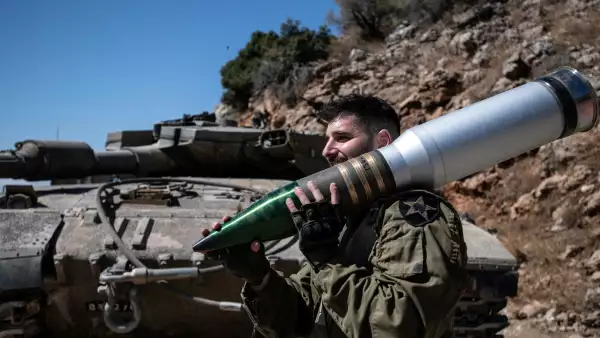 Un soldado israelí lleva un proyectil, en medio de las hostilidades transfronterizas entre Hezbolá e Israel, en el norte de Israel, el 7 de octubre de 2024.