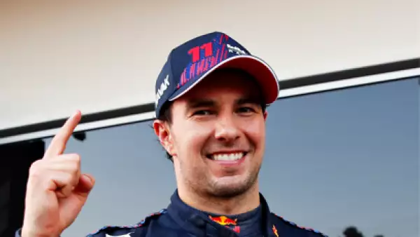 Checo Pérez sonríe a la cámara (historia de Sergio Pérez en la Fórmula 1)