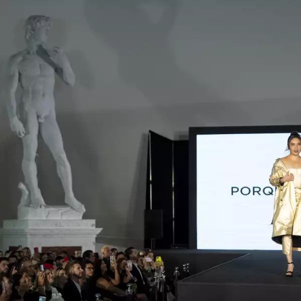 imagen de Katya Echazarreta, quien abrió la pasarela con paso firme. 