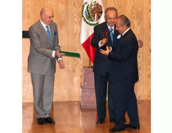 Alberto Baillères destacó que Calderón es el primer egresado de esa escuela en ocupar la Presidencia de la República.