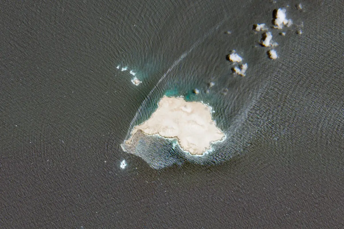 Esta imagen satelital obtenida de Copernicus Sentinel Data 2026 el 4 de agosto de 2026 y tomada el 28 de julio muestra una mancha que es consistente con una fuga de petróleo que emana de un barco, varado durante más de un mes cerca de la isla Qibliyyah frente a la costa sur de Omán en el Mar Arábigo. Greenpeace y un experto de la ONG holandesa PAX advirtieron de una inminente catástrofe ambiental después de que un petrolero perteneciente a la flota de sombra sancionada de Rusia comenzara a derramar petróleo de Qibliyyah, lejos del Estrecho de Hormuz, que ha visto ataques regulares de petroleros en la guerra de Oriente Medio.