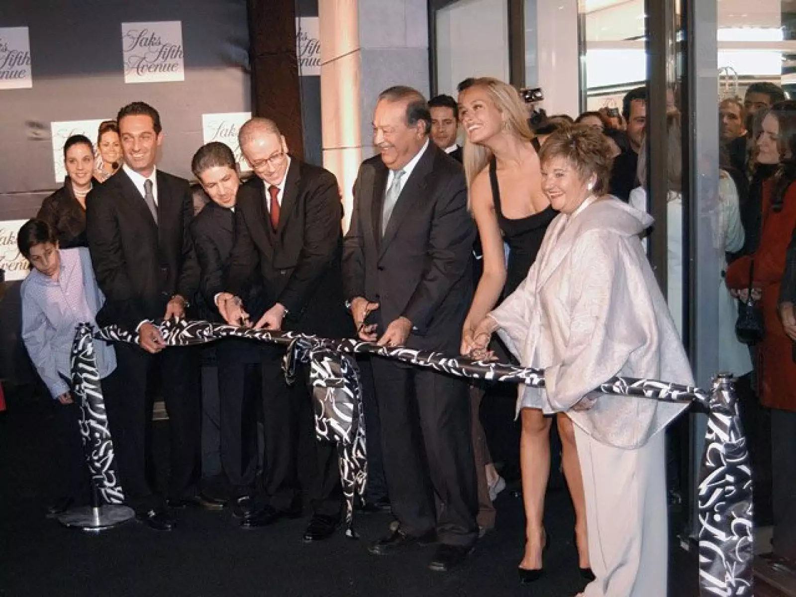 Carlos Slim Domit, Carlos Hajj, David Pilnick, Carlos Slim Helú, Petra Nemcova y Donna Tallon en la apertura de Saks Fifth Avenue de Santa Fe en 2007.