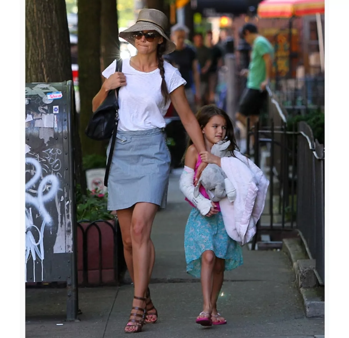 Suri parece estar molesta por algo, por suerte su mamá es muy paciente con ella.