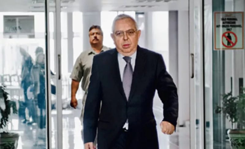 Fernando Turner, CEO de Katcon, llega al aeropuerto de Toluca en un vuelo comercial (y de bajo costo) para editar ExpansiónCEO. Uno de los valores de su empresa es la austeridad. (Foto: Alejandro Hernández Olvera)