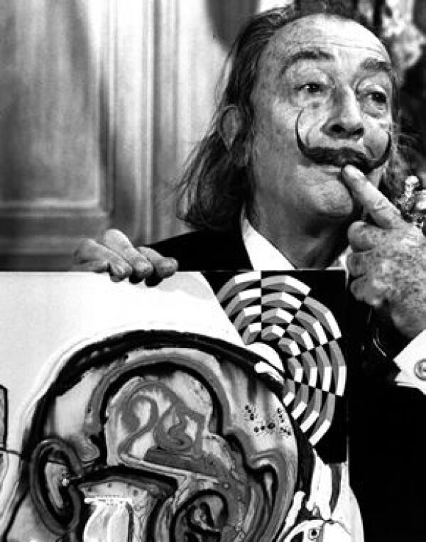 Dalí sobresalía no solo por su talento, sino también por su carácter excéntrico y egocéntrico, lo cual lo hizo un personaje fuera de lo común y aún más interesante.
