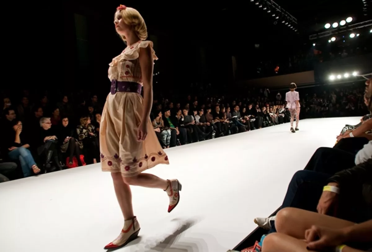 Su estilo tiene un toque vintage e inocente; aquí su última colección en el DFashion.