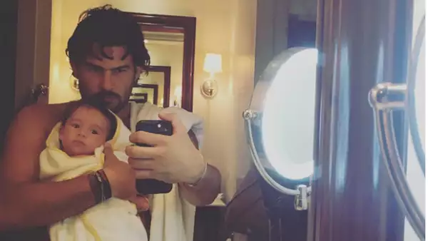 El cantante Gerardo Bazúa publicó una foto junto a su pequeño, de cuatro meses de edad, luego de darse un baño juntos.