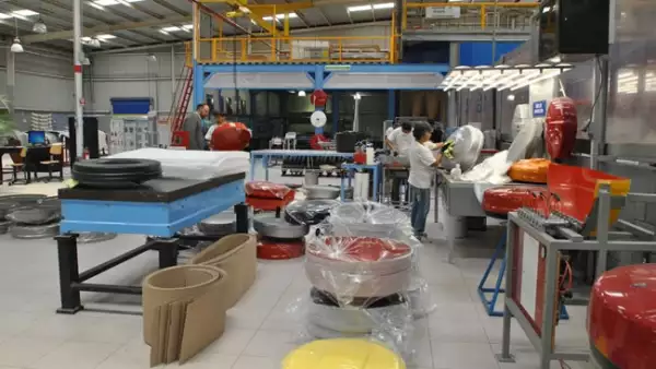 Esta empresa fabrica las tapas de la llanta trasera de la Ford Ecosport
