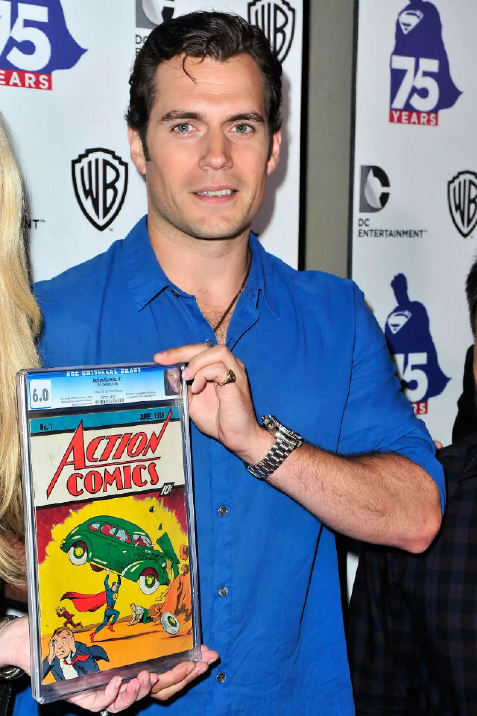 Henry con el primer comic de Superman en mano.