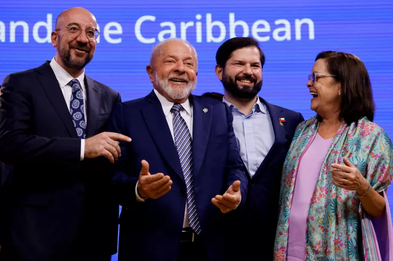 El presidente de Brasil, Luiz Inacio Lula da Silva, la ministra de Asuntos Exteriores de El Salvador, Alexandra Hill Tinoco, el presidente del Consejo Europeo, Charles Michel, y el presidente de Chile, Gabriel Boric, posan mientras participan en la ceremonia fotográfica de la alianza digital UE-LAC con líderes de la Unión Europea (UE) y la Comunidad de Estados de América Latina. 