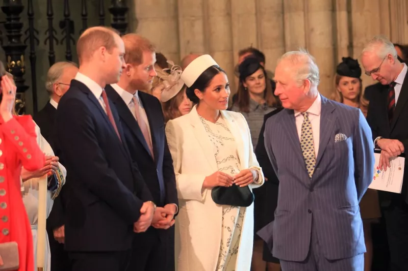 Príncipe William, príncipe Harry, Meghan Markle y el príncipe Carlos