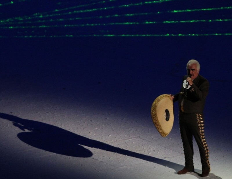 Vicente Fernández hizo vibrar el estadio Omnilife al interpretar el himno nacional.
