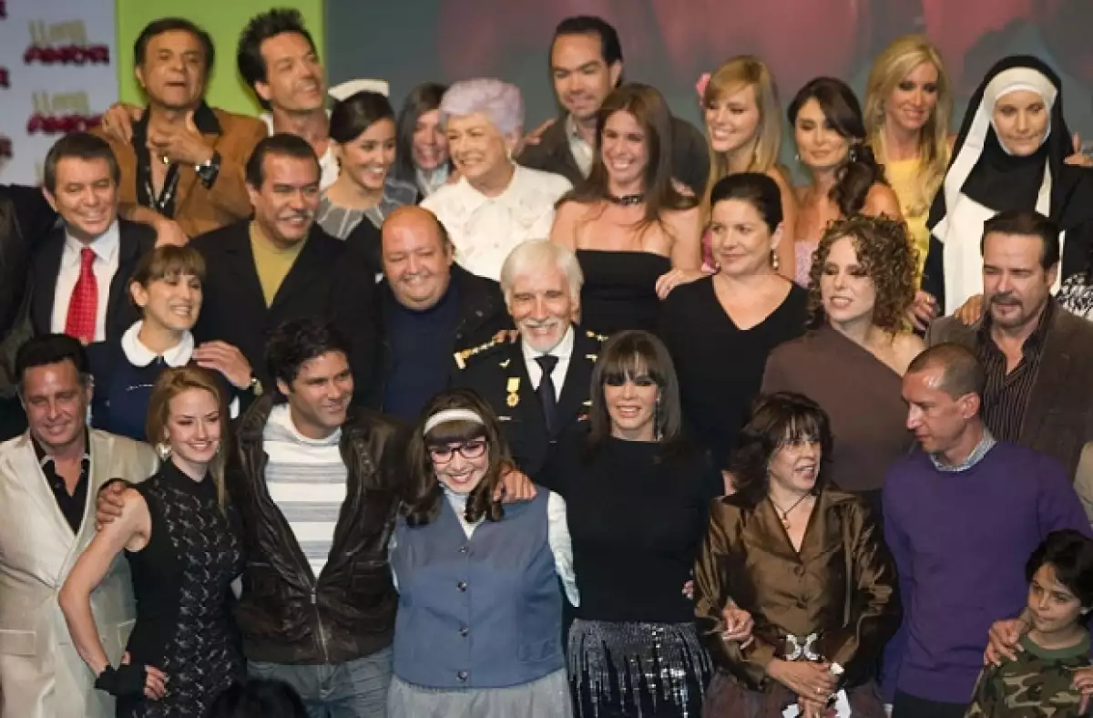 La actriz y cantante acaparó la atención de los representantes de los medios de comunicación apenas concluyó el primer capítulo visto por todo el elenco y equipo de producción en Televisa.