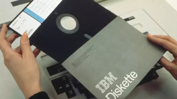 La empresa creó el ‘floppy disk’, el cual hizo (que) el proceso de almacenaje de datos más accesible para el usuario final.