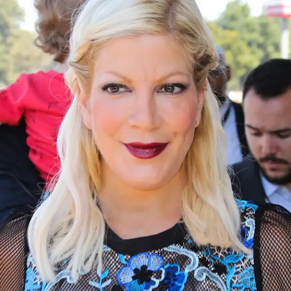 Tori Spelling también es mamá de 4 y también le queda de maravilla. Por lo que vemos, ¡entre más, mejor!