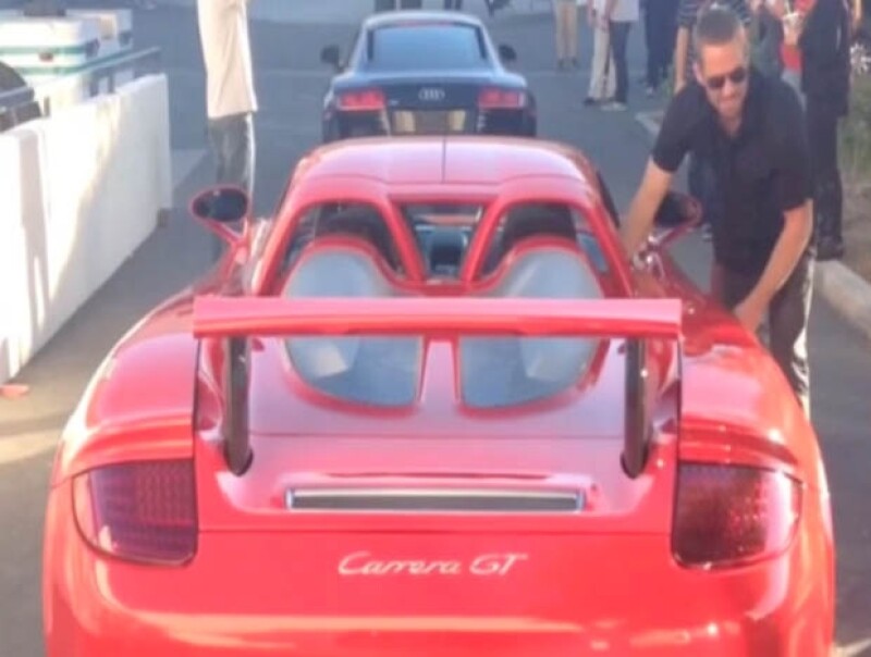 Imagen del momento en el que Walker sube al auto de su amigo.