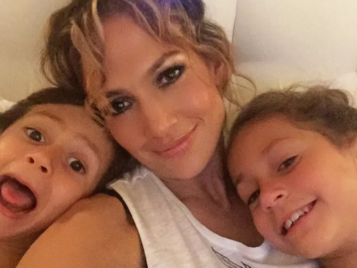 Jennifer Lopez festejando con sus hijos