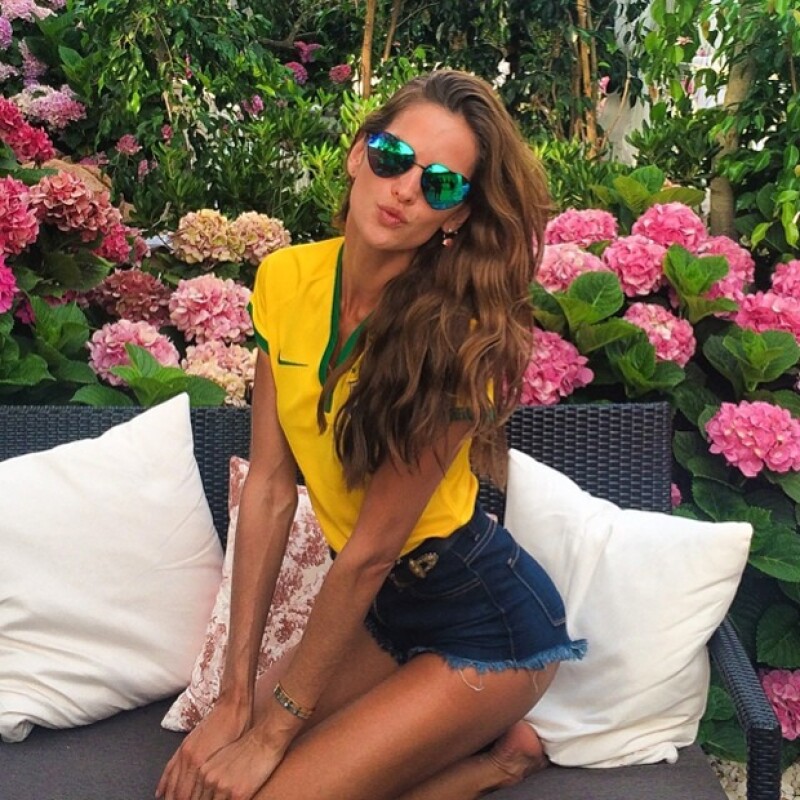 Izabel Goulart posó muy sexy con la playera de Brasil.