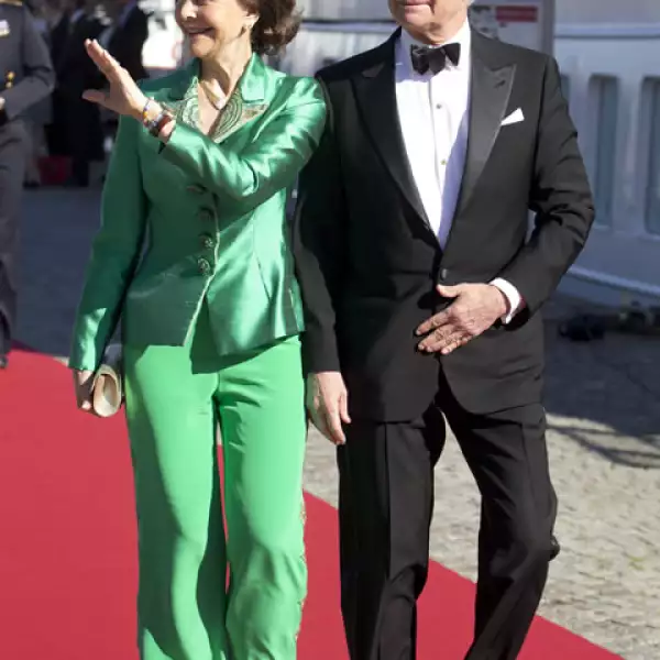 Los padres del novio, los reyes de Suecia Silvia y Carlos Gustavo.