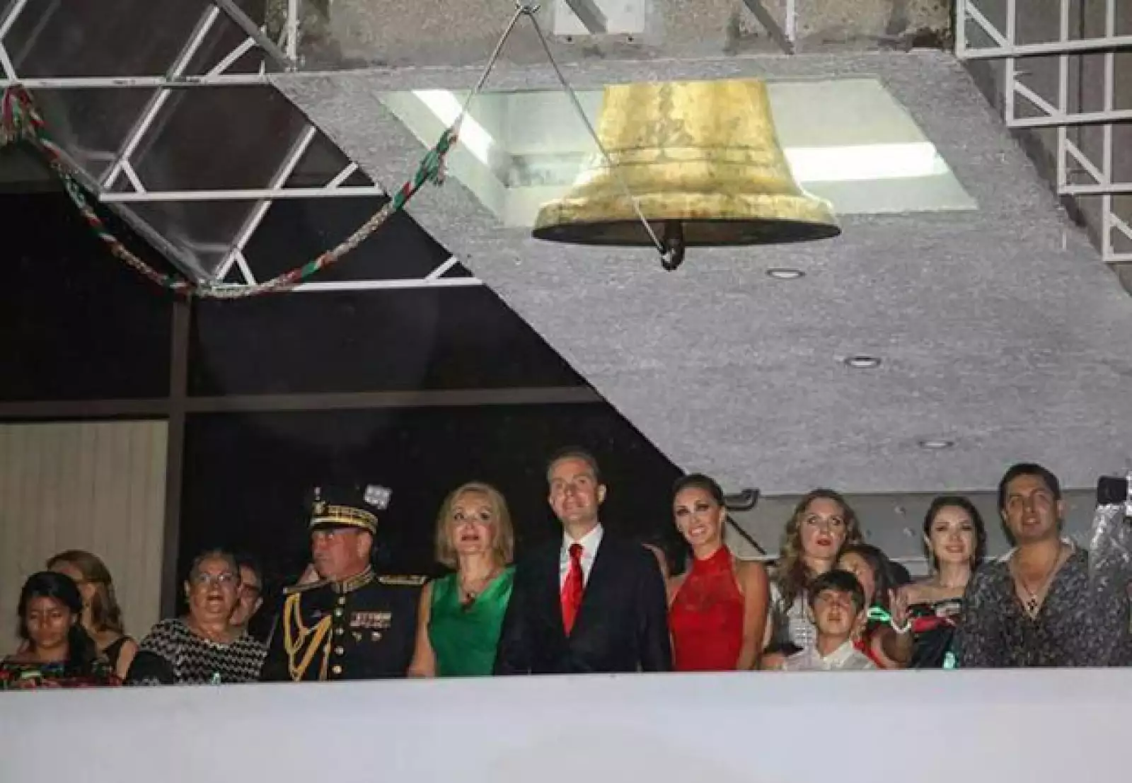 ¡Viva México! escribió Anahí en sus redes sociales.