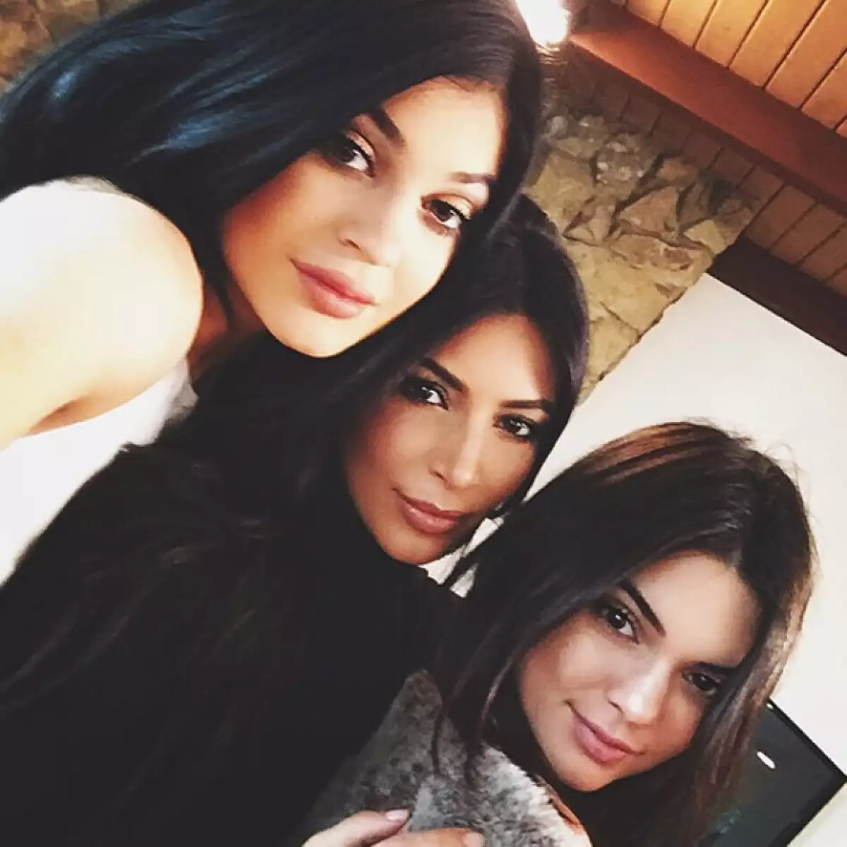 "Sister selfie", escribió Kendall Jenner. Esta fue la única imagen que la modelo compartió de la foto familiar que sus demás hermanas se tomaron con Bruce Jenner.